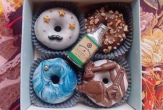 Caja Personalizada con 4 Mini Donas para Celebraciones