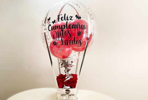 Caja de 12 Rosas de Color a Elección, con Globo Burbuja
