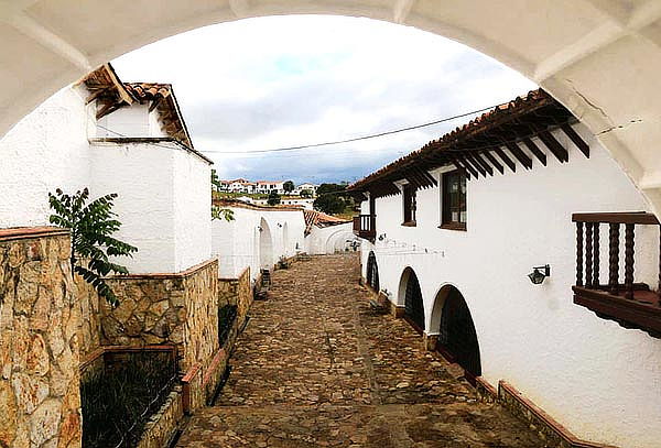 Guatavita + Casa al Revés, Guasca + Granja al Revés 