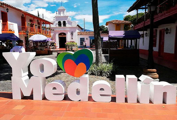 Tour Panorámico por Medellín con Paradas y Guía Turístico