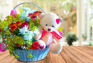 Detalle de Canasta de Flores + Peluche + Tarjeta a Domicilio