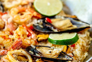 Plan Perfecto en El Retiro: Entrada, Paella y Cócteles