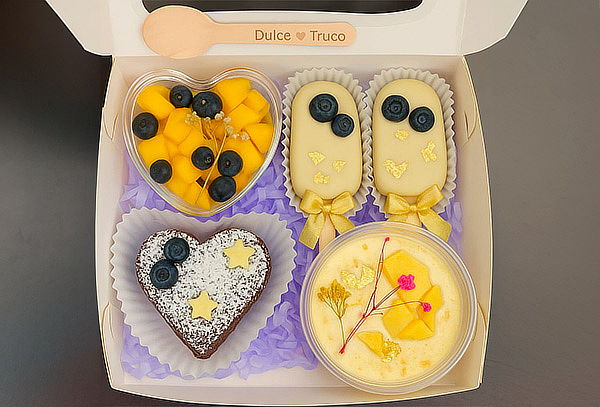 Caja Tentación: Frutas, Brownie Corazón, Postre y Caquecicle