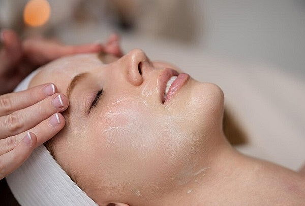 Despigmentación facial con peeling químico + Dermoabrasión