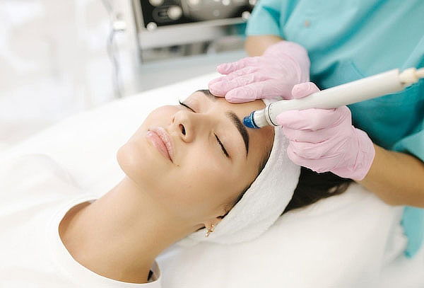 Limpieza Facial Profunda + Sesión Esperma de Salmón Dermapen