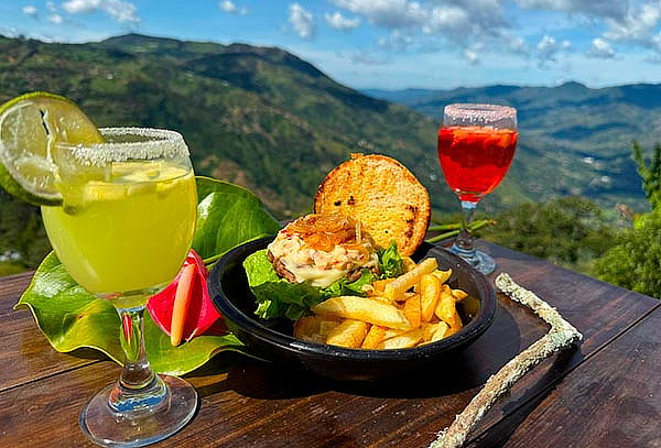 2 Hamburguesas de la Casa + 2 Bebidas a Elección - Barbosa 