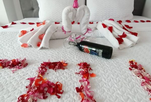 Velada Romántica: Hospedaje, Decoración, Cena y Desayuno A.