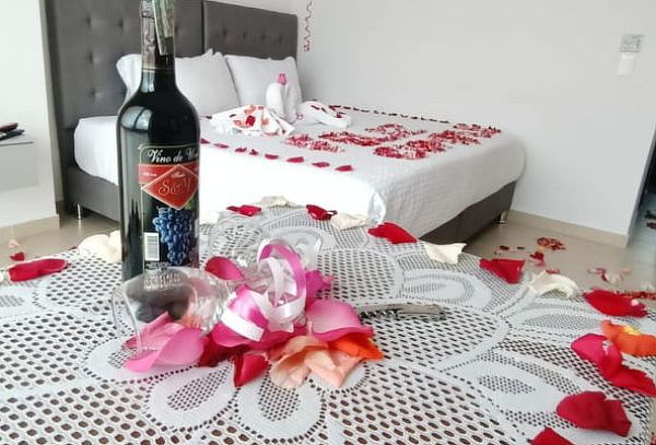 Velada Romántica: Hospedaje, Decoración, Cena y Desayuno A.
