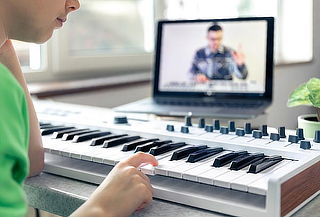 Curso de Piano para Adultos + 10 Partituras de Regalo