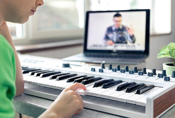 Curso de Piano para Adultos + 10 Partituras de Regalo