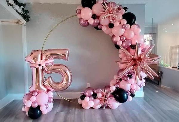 Decoración Quince Años con Arco de Globlos