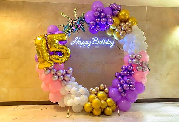 Decoración Quince Años con Arco de Globlos