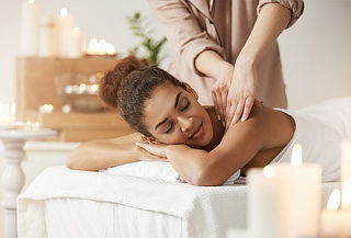 Masaje relajante cuerpo completo, Piedras calientes y más.