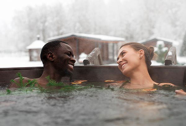Experiencia Romántica en Spa para Dos con Jacuzzi y Pétalos