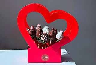 12 Fresas con Chocolate Premium Empaque de Corazón