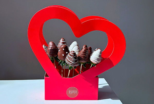 12 Fresas con Chocolate Premium Empaque de Corazón