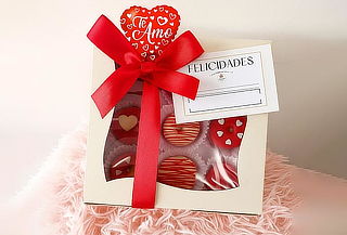 Caja Amor y Amistad de Donas + Globo + Tarjeta o + Waffles
