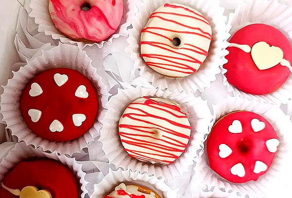 Caja Amor y Amistad de Donas + Globo + Tarjeta o + Waffles