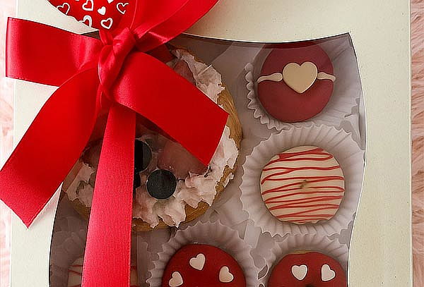 Caja Amor y Amistad de Donas + Globo + Tarjeta o + Waffles