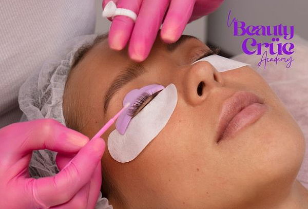 Lifting de pestañas + vitamina y color + Hidratación facial