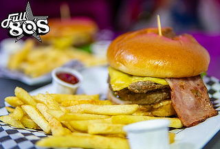 2 Hamburguesas + 2 Cervezas de la Casa en Full 80's