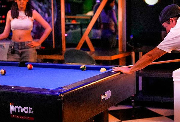 Bowland para 6 Personas: Bolos + Trampolín o Billar + Picada