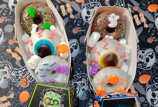 Acompaña tus Fiestas con Caja Ataúd con Mini Donas + Dulces