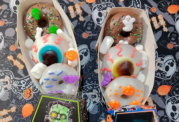Acompaña tus Fiestas con Caja Ataúd con Mini Donas + Dulces