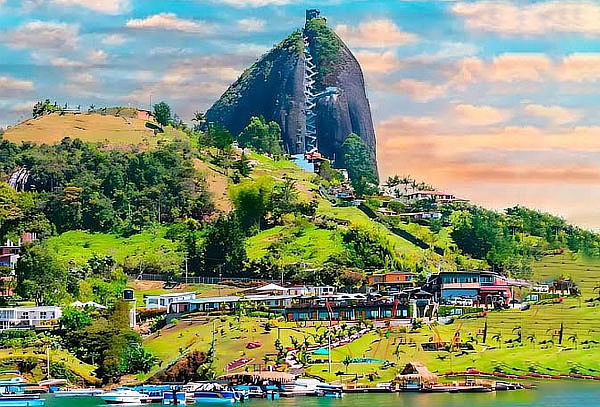 Guatapé Plan para 2 : Hotel + Desayuno + Cena