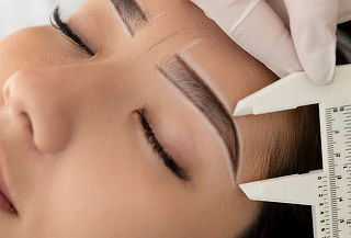 Cejas Pelo a Pelo + Retoque con Diseño Según Tipo de Rostro