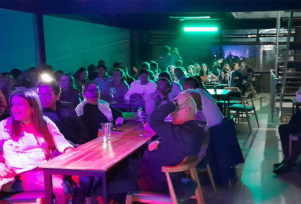 Plan para 2 o 4 Amigos con Cena + Stand Up Comedy 