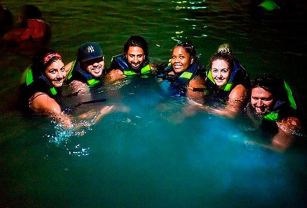 Pasadía en Playa Tranquila VIP + Actividad Plancton Luminoso