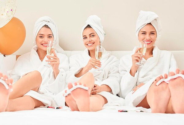 Spa para 3 Amigas con Jacuzzi + Copa de Vino