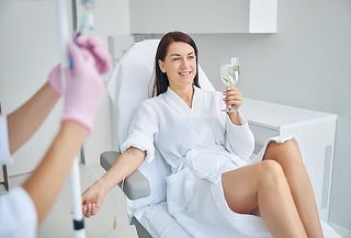 Aplicación de Sueroterapia con Vitaminas en La Esmeralda 