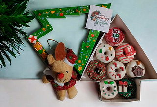 Caja en forma de Árbol Navideño con 8 Mini Donas + Tarjeta