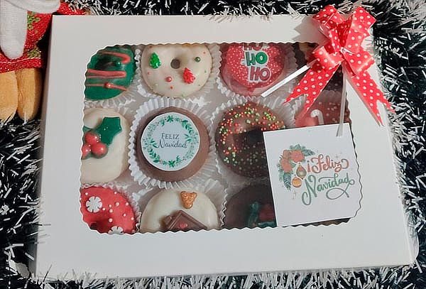 Caja Tentación Navideña con 12 Mini Donas + Muñeco Navideño