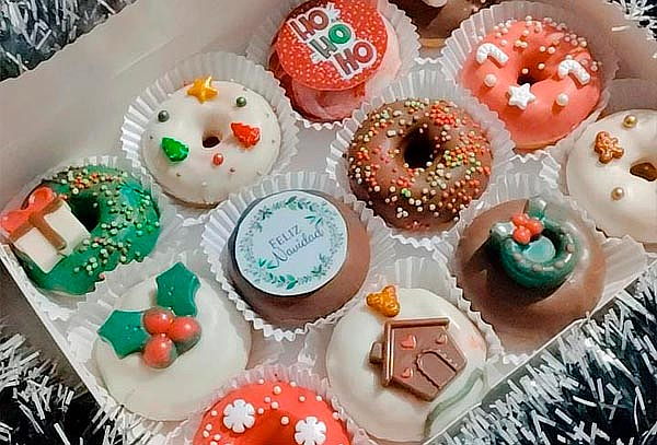Caja Tentación Navideña con 12 Mini Donas + Muñeco Navideño