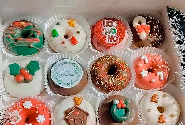 Caja Tentación Navideña con 12 Mini Donas + Muñeco Navideño