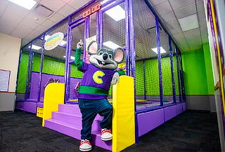 Chuck E. Cheese: 50 Puntos + Opción de Pizza y Bebida