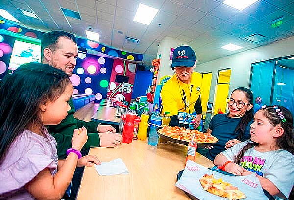 Chuck E. Cheese: 50 Puntos + Opción de Pizza y Bebida