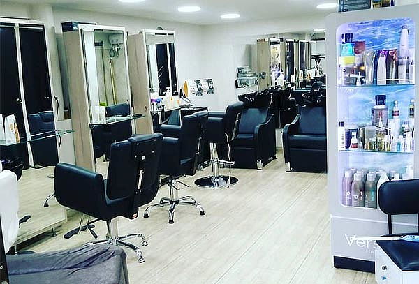 Corte + Cóctel de Revitalización Capilar + Diseño de Cejas