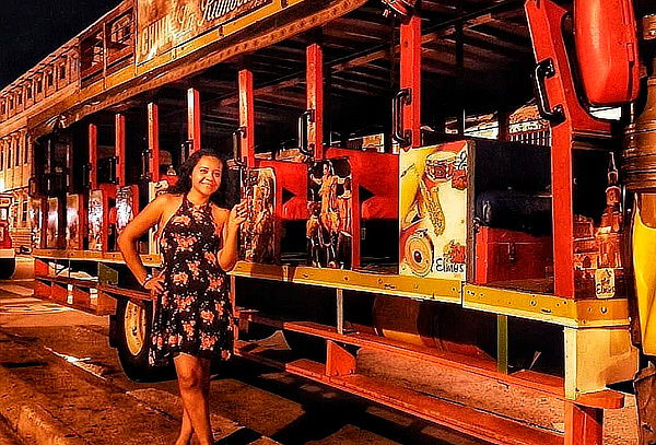 Chiva Rumbera con Entrada a Discoteca + Cóctel de Bienvenida