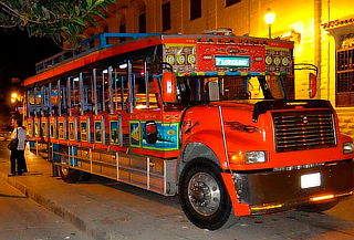 Chiva Rumbera con Entrada a Discoteca + Cóctel de Bienvenida