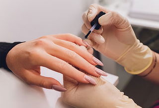 Montaje de Uñas Press On + Esmaltado Semipermanente 