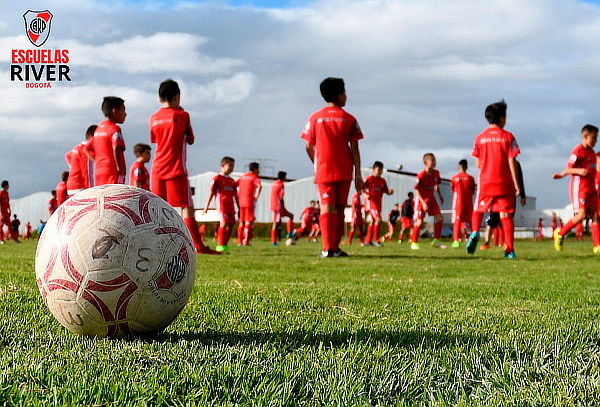 Clases de Futbol para Niños y Jóvenes en Escuela River Plate