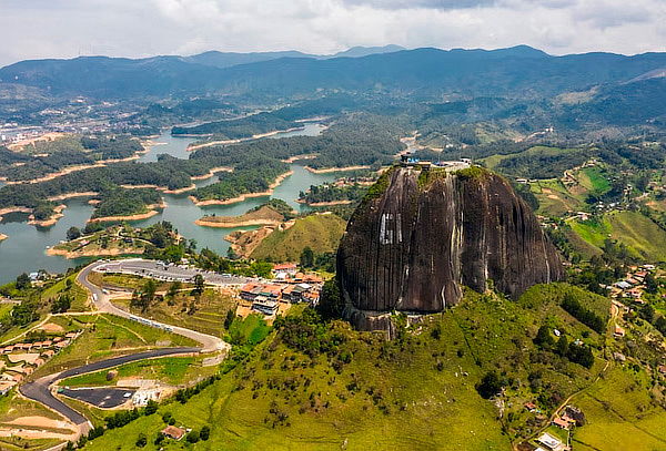 Pasadía Guatapé desde Medellín: Transporte + Almuerzo y Más 
