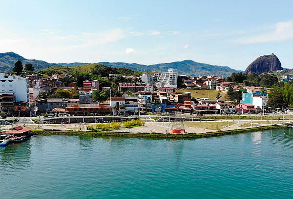 Pasadía Guatapé desde Medellín: Transporte + Almuerzo y Más 