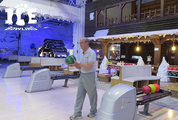 Línea de Bolos con Opción de Combo Hamburguesa - Ice Bowling