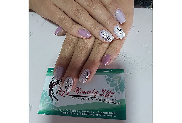 Manicure Semipermanente con Diseño en Santa Maria del Lago