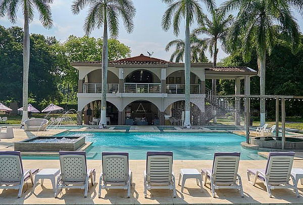 Hospedaje de Lujo y Desayuno para Dos en Santa Fé